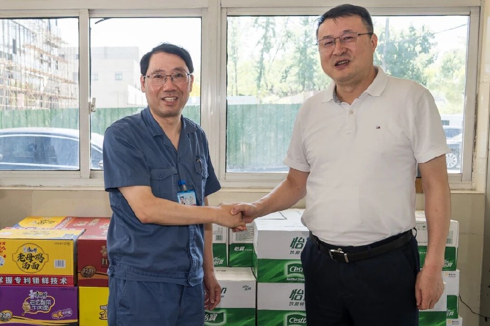 Deputy District Mayor Sun Xiaojun of Gaogang District Delivers Summer Cooling Supplies to Staff at the Polyamide Fiber Plant